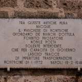 Sulla parete laterale destra compare una targa che ricorda Giordano de Bianchi Dottula, esponente del casato famoso per la sua attivit� di politico e letterato. La dicitura riportata � per� sbagliata. �C'� scritto che il nobile nacque nel 1872 e mor� nel 1946 - avverte Gerardo Torres, la nostra guida -, ma in realt� vide la luce nel 1772 e spir� nel 1846�